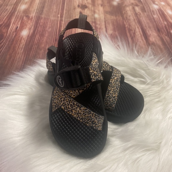 Chaco kids Leopard Print Sandals - Picture 3 of 8